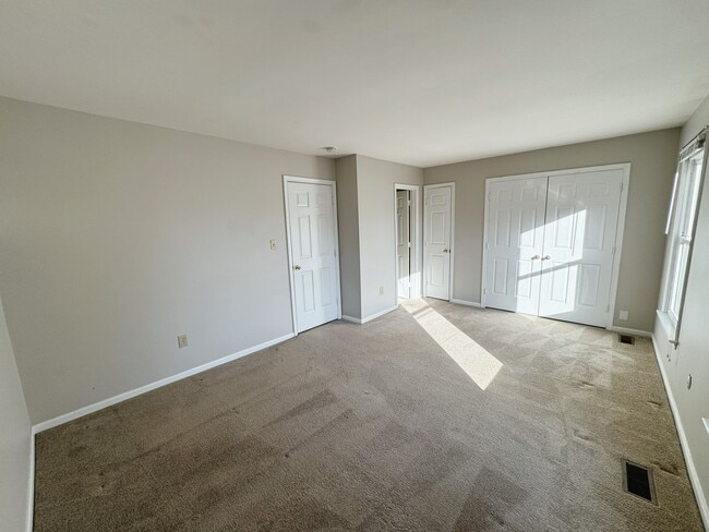 Building Photo - Great Neck area Townhome, Available Now!
