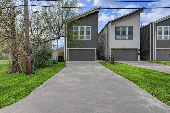 Building Photo - 4220 McKinley St