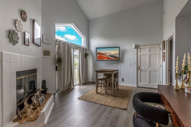 Building Photo - 2 bed/2 bath Upstairs Condo!