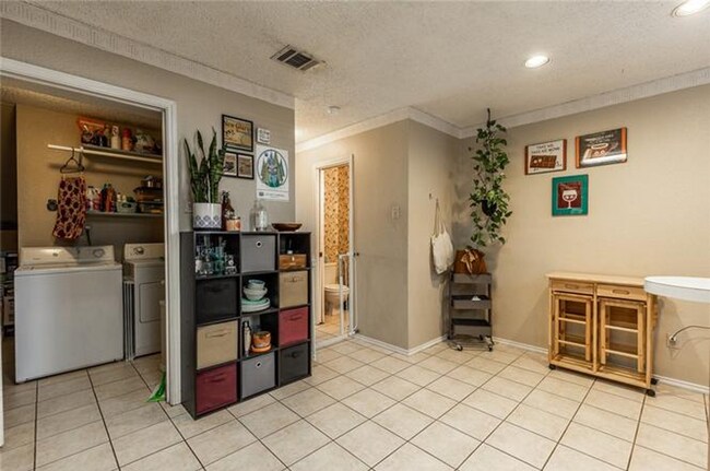 Building Photo - 2 Bd / 2 Ba Townhome Minutes Away From Campus & Downtown!