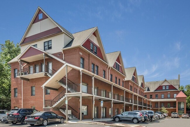 Building Photo - 555 Main St