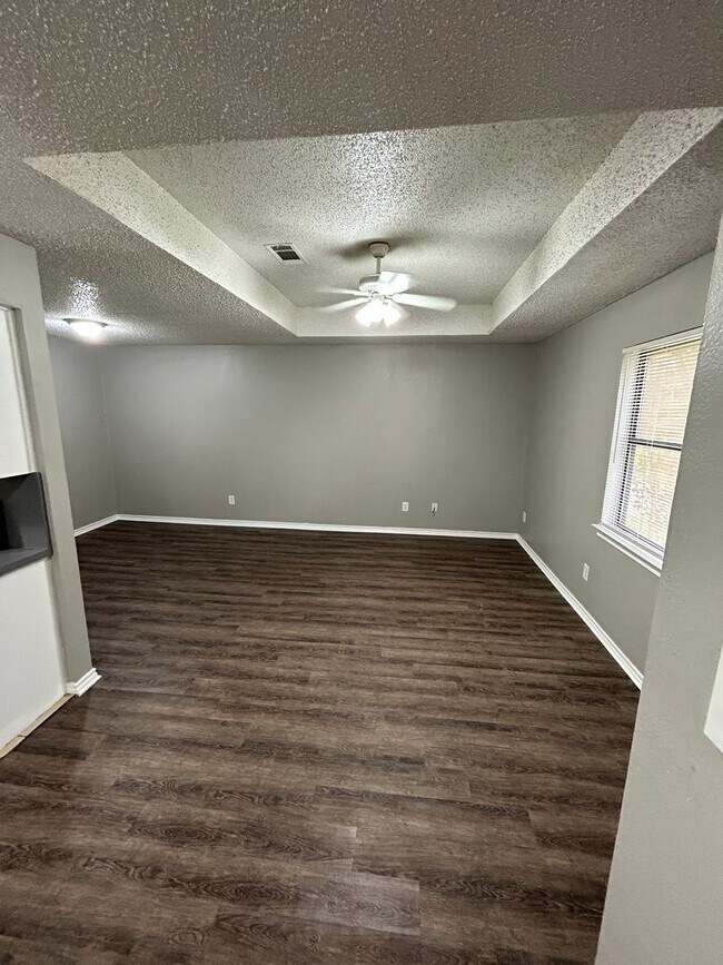 Building Photo - 404 Jordan Ln