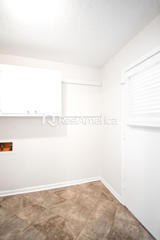 Building Photo - Newly Renovated 3/2 In Bartlett