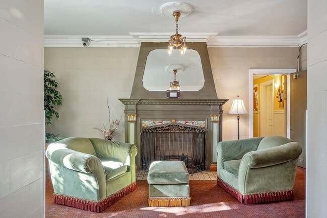 Building Photo - Cozy, updated 4th-floor studio in Nob Hill. Convenient location near all the hot spots