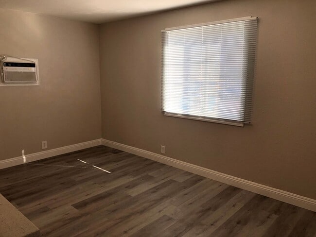 Building Photo - 4 BEDROOM / 2 BATH SINGLE FAMILY HOME W/ CASITA