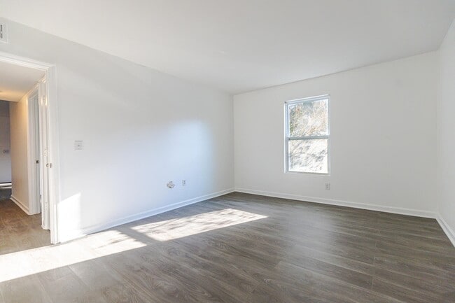Building Photo - 1402 Camp Rd