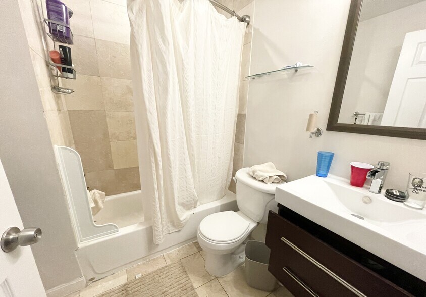 Building Photo - 7 Iroquois St