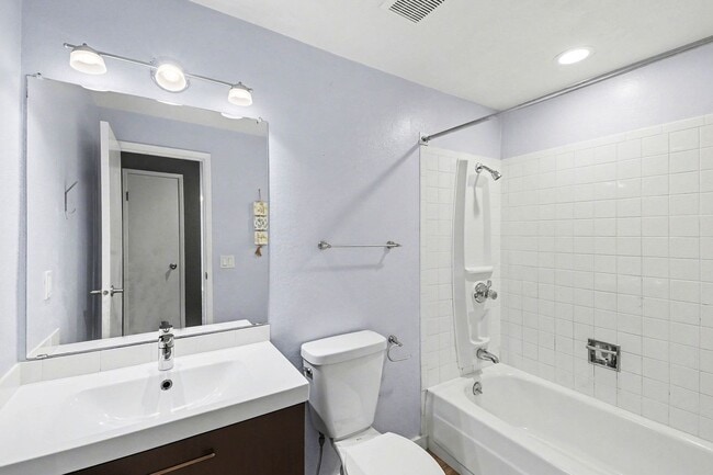 Building Photo - 13820 NE 65th St