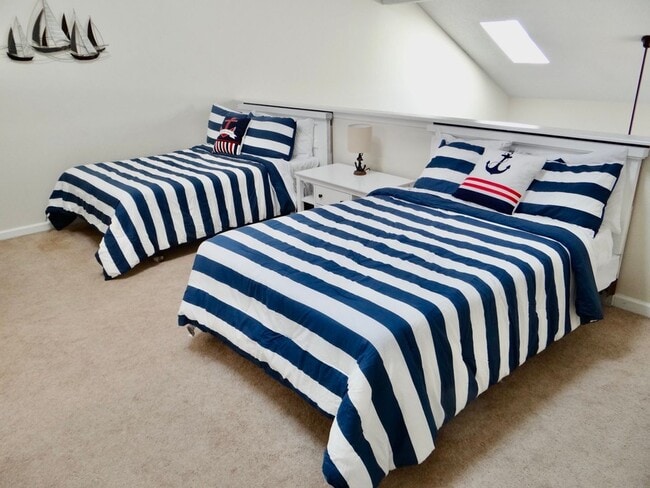 Building Photo - Beautifully Remodeled and Furnished Rental...