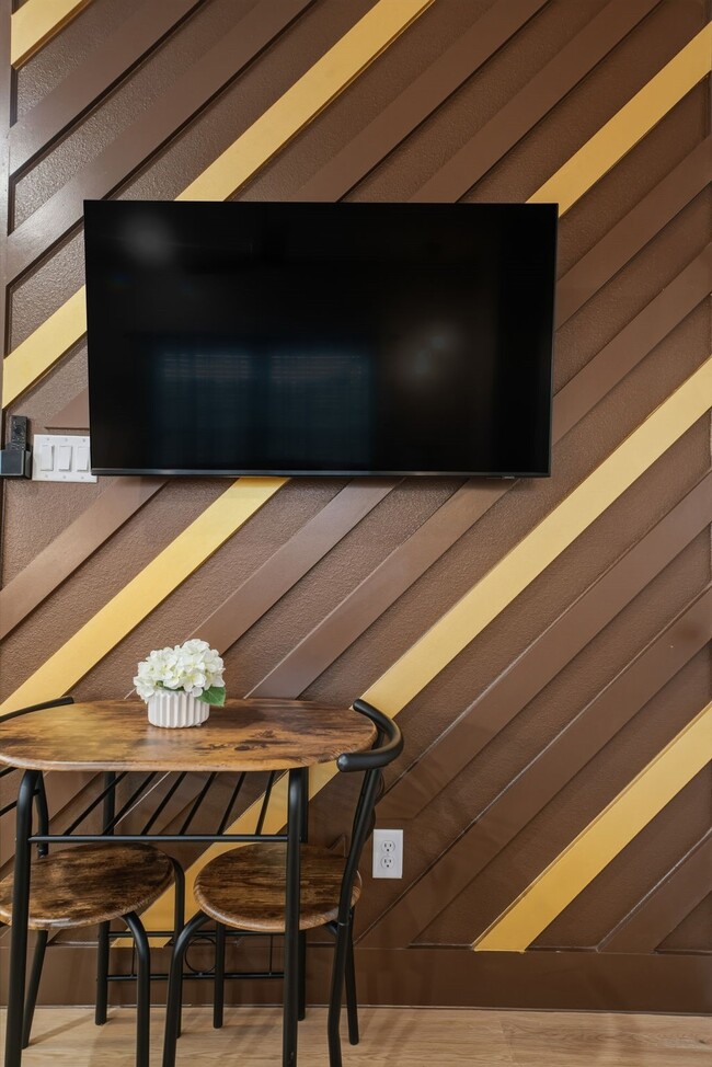 Building Photo - 3539 Mt Pleasant St