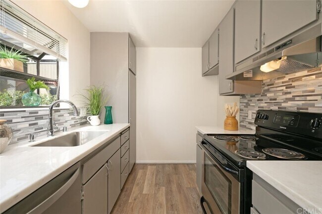 Building Photo - 323 Streamwood-