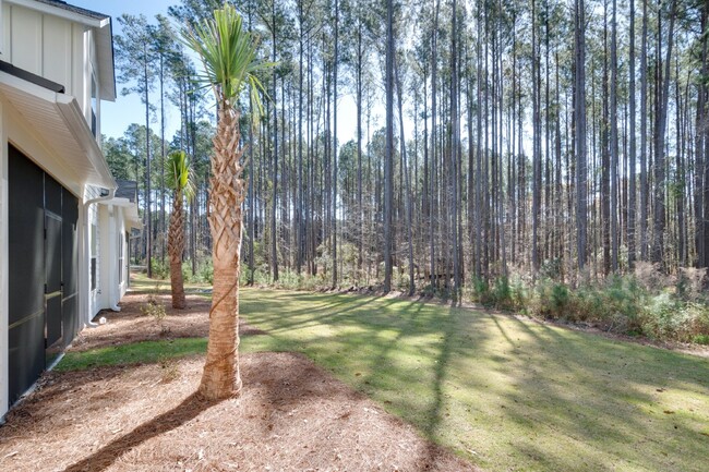 Building Photo - Three-bedroom Townhouse with a wooded view...