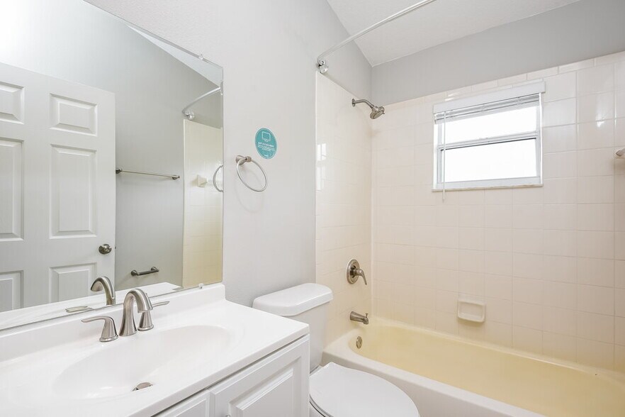 Building Photo - 10433 Calle De Flores Dr