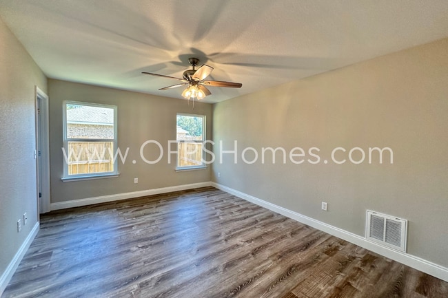 Building Photo - AVAILABLE NOW! 3/2 in Milton!