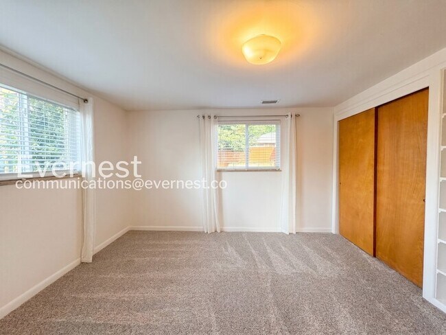 Building Photo - 4-Bed/2-Bath House Charming Home with Fenced Yard/ Available Now!