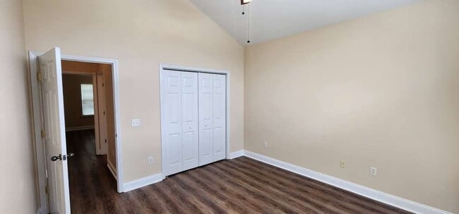 Building Photo - Great Home and Location-Available Now!