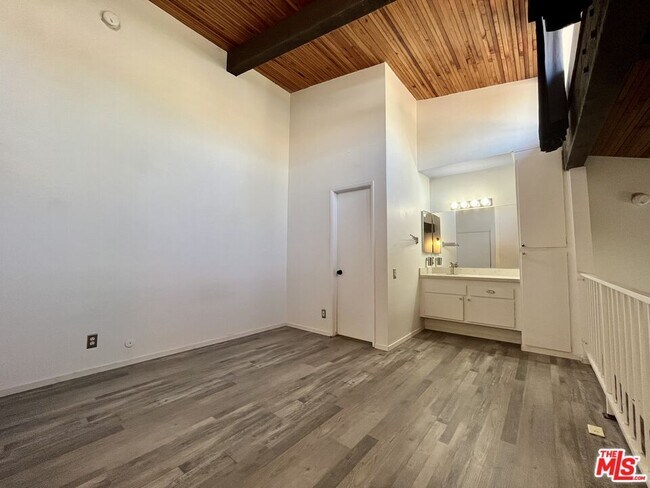 Building Photo - 5460 White Oak Ave