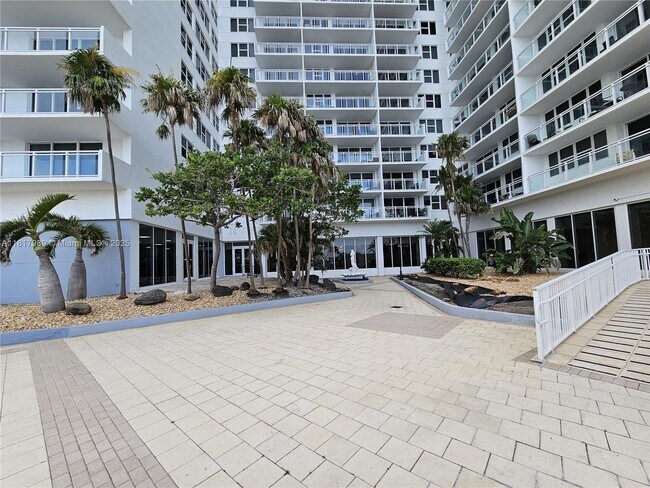 Building Photo - 2030 S Ocean Dr
