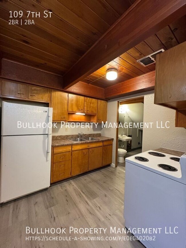 Building Photo - 109 7th St