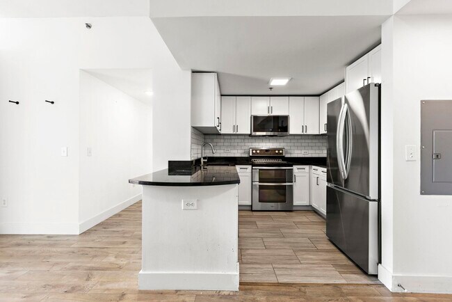 Building Photo - 102 Christopher Columbus Dr