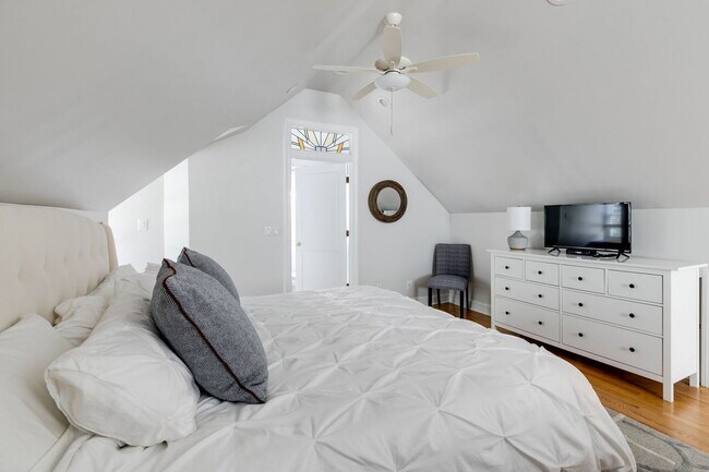 Building Photo - 5000 Bromley Ln