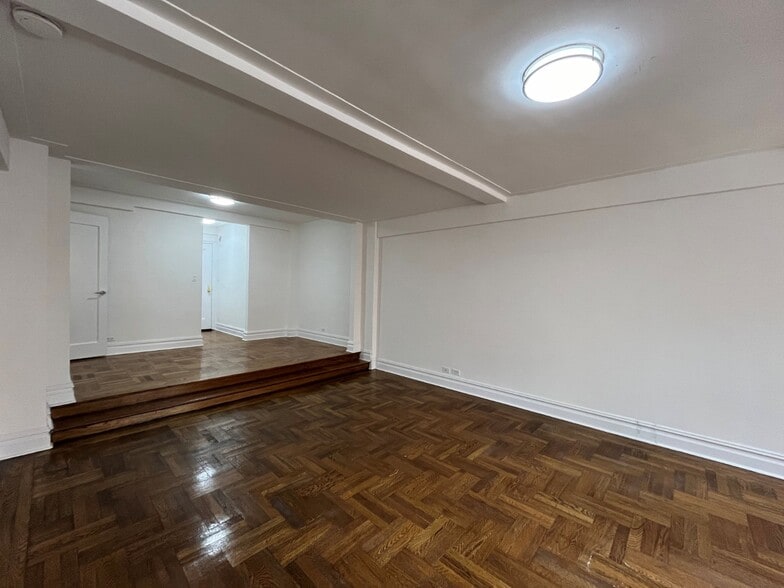 Building Photo - 137 E 38th St