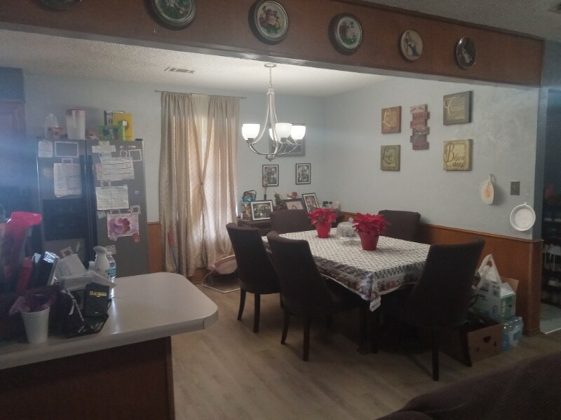 Building Photo - 703 E 10th St