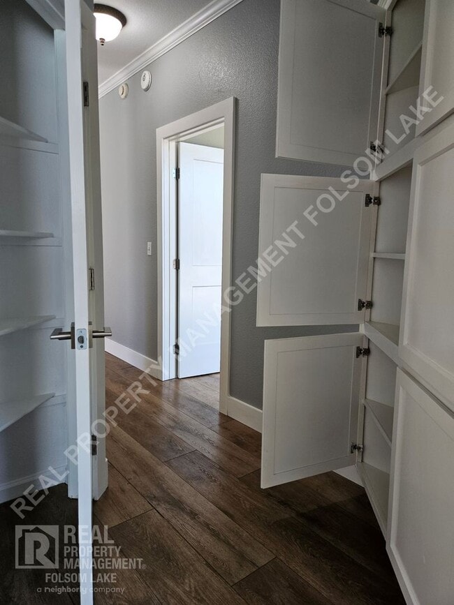 Building Photo - Well Maintained Folsom Home with RV Parkin...