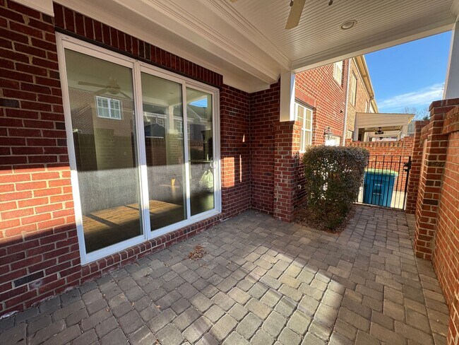 Building Photo - Available to Show