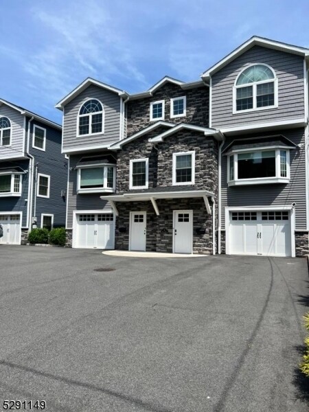 Primary Photo - 74 River St