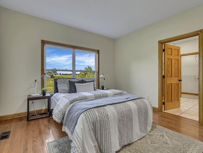 Building Photo - Your country retreat awaits!
