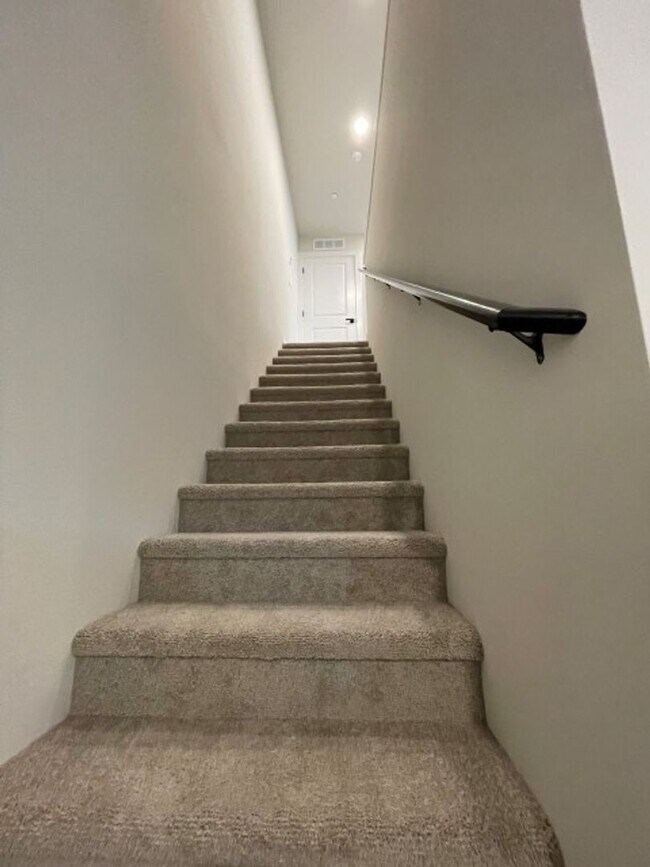 Building Photo - 4Bd/3.5Ba Snohomish Townhouse