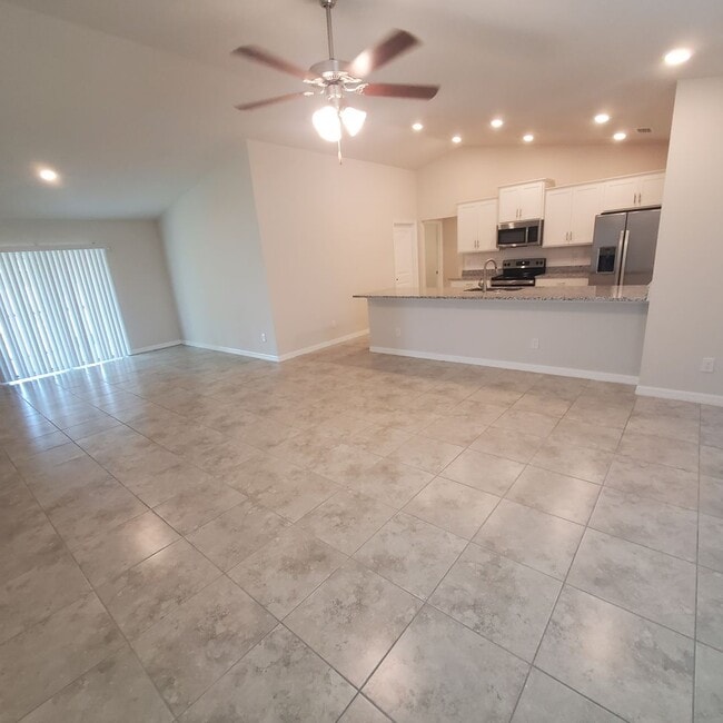 Building Photo - Charming 4-Bedroom 2 Bath Retreat with Mod...