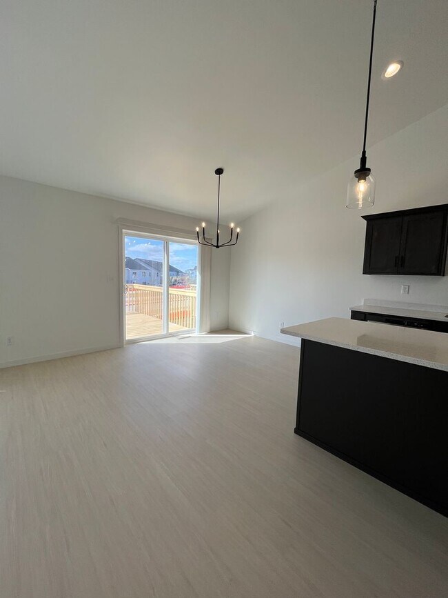 Building Photo - 3 Bed 3 Bath Townhome