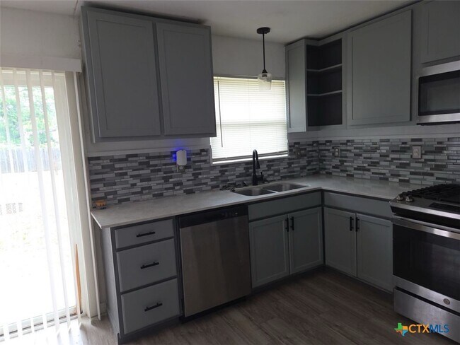 Building Photo - 1315 Estes Dr