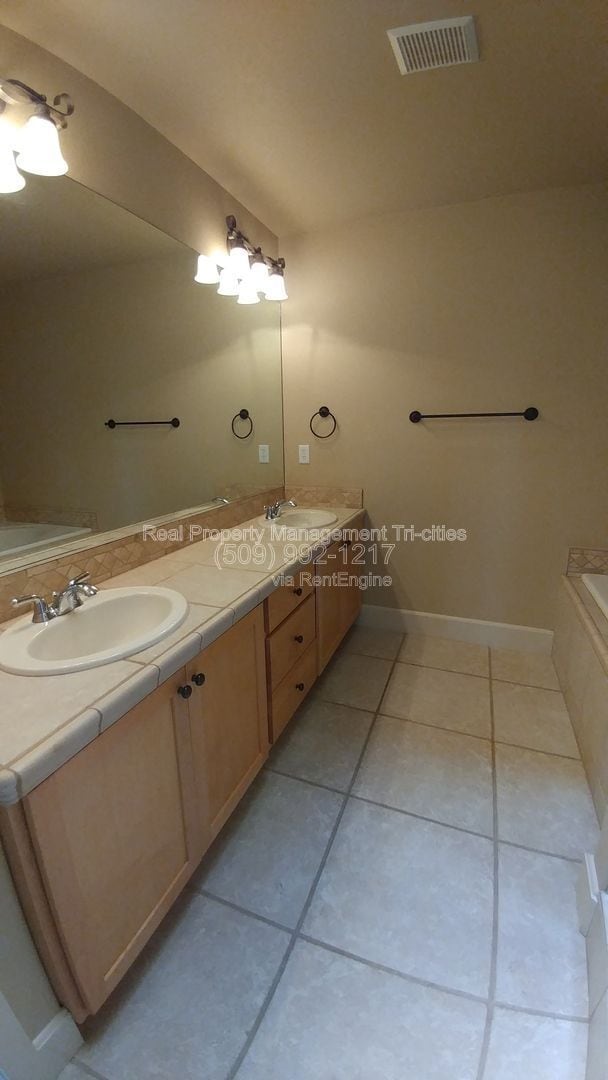 Building Photo - 459 Columbia Point Dr