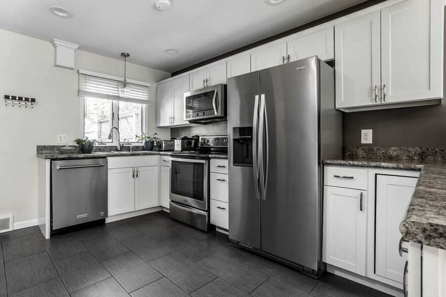 Kitchen - 5860 Primrose Ave