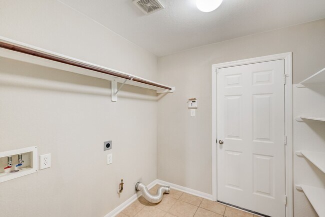 Building Photo - 7219 Palmito Ranch Dr