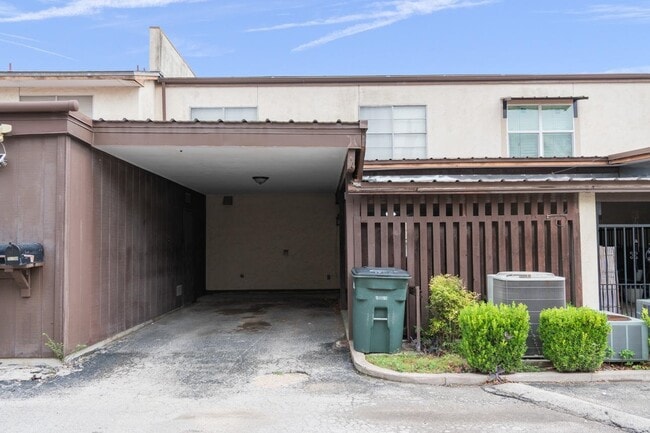 Building Photo - 100 Royal Way Dr