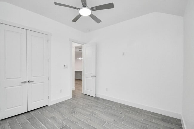 Building Photo - 517 Lovers Ln