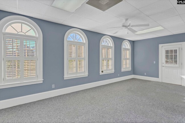 Building Photo - Stunning 5 Bedroom 3 Full Bath and 2 Half ...