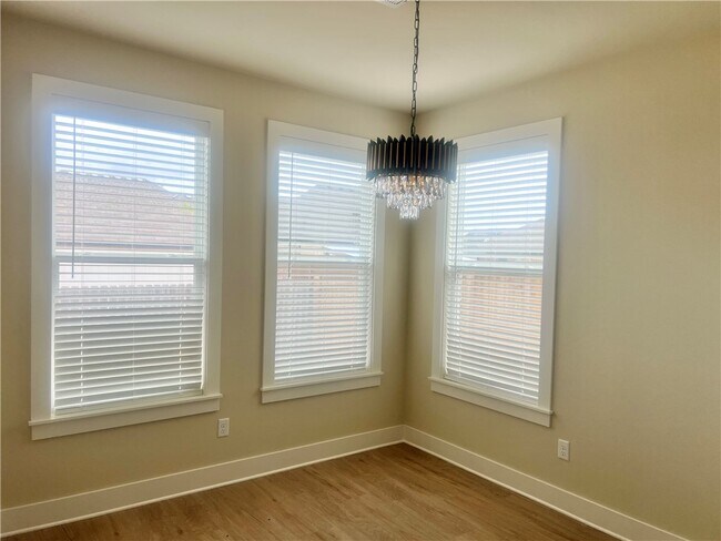 Building Photo - 970 Moksha St