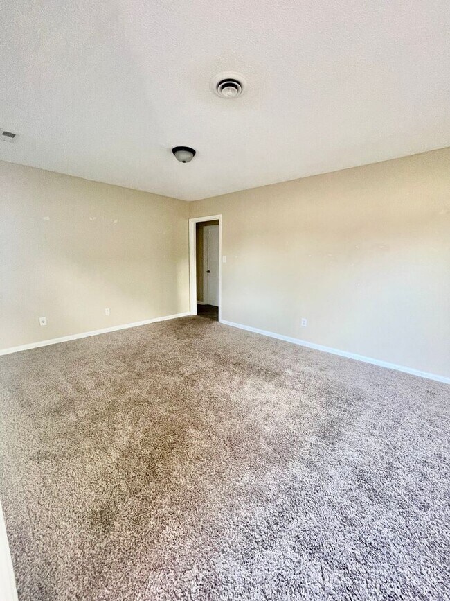 Building Photo - This lovely 2 bedroom 1 bath duplex is loc...