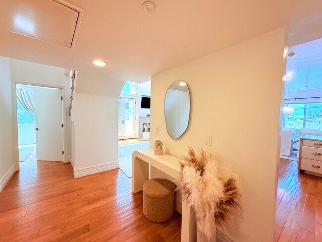 Building Photo - Sophisticated Bright & Spacious Furnished ...