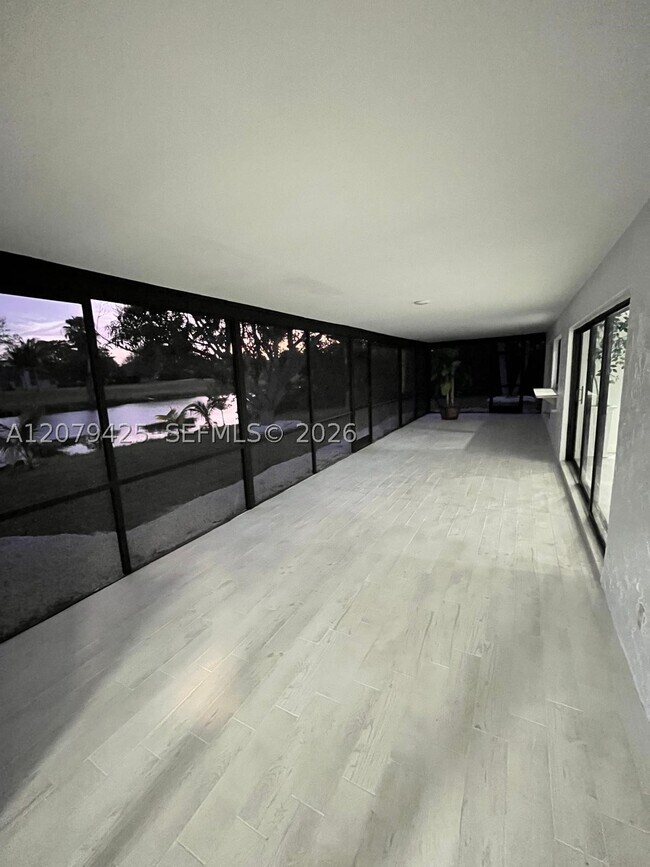 Building Photo - 3352 Lakeview Dr