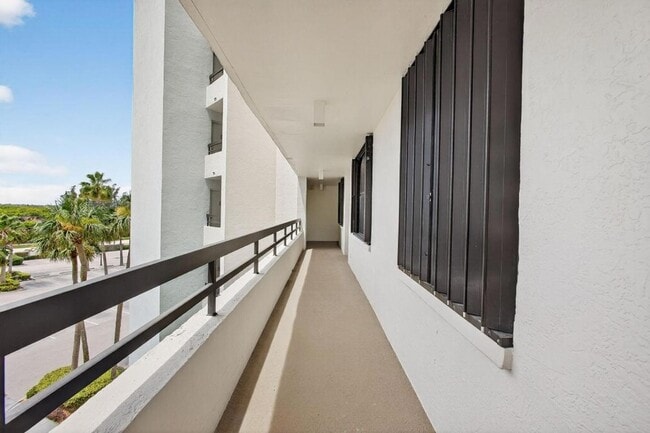 Building Photo - 9650 S Ocean Dr