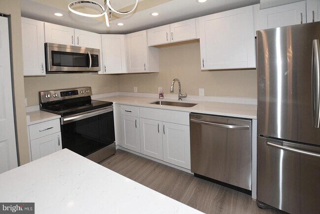 Building Photo - 7621 Provincial Dr