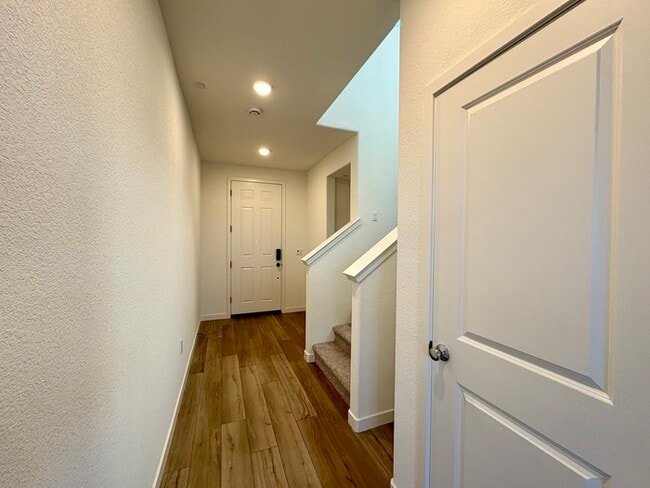 Building Photo - Beautiful Brand New SOLAR 3 bedroom 2.5 Bathroom Just Built in Lincoln CA!