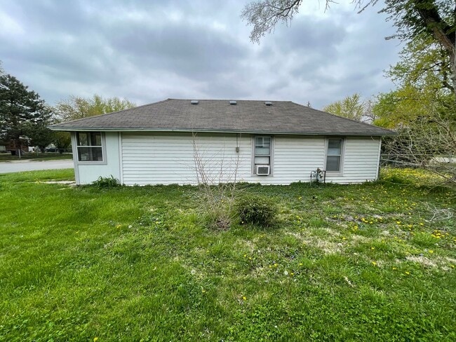 Building Photo - Updated 1-Bedroom with Private Fenced Yard...