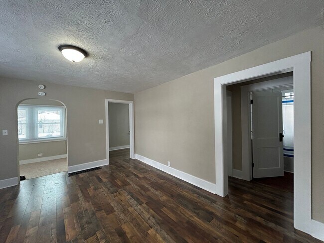 Building Photo - ** Move in Special ** Updated 3-Bedroom, 1-Bathroom Home – $1,350/Month | 1,092 Sq. Ft. | Accepti...